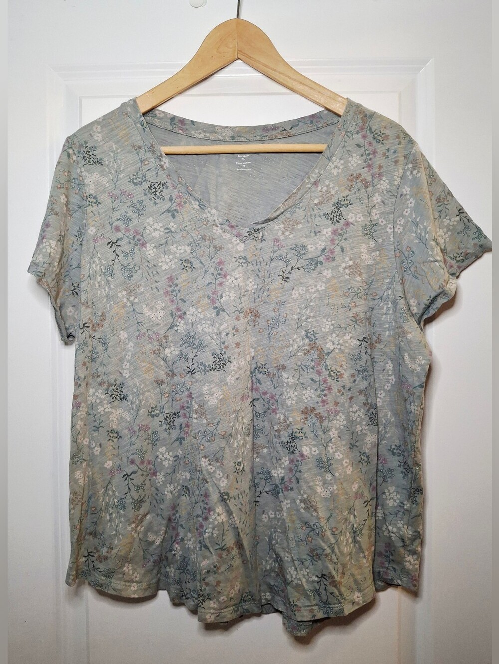 Old Navy Wildflower V-Neck Short Sleeve Tee (XL)
